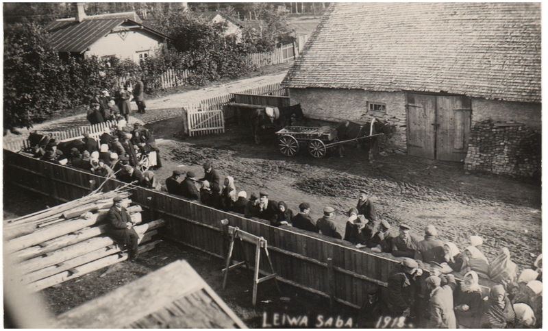 Inimesed leivasabas Keila vallamaja juures