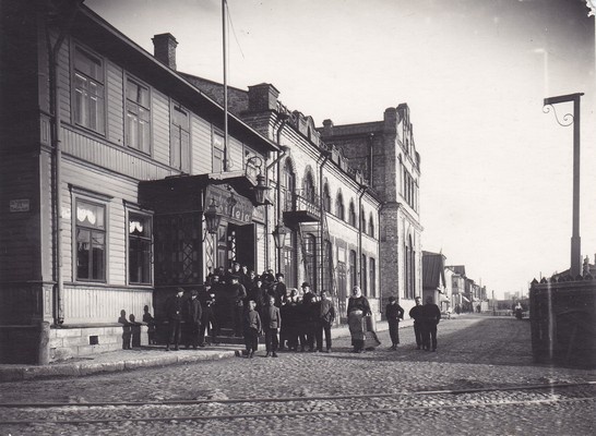 Võitleja teatrihoone Narvas, kus toimus sõjalisrevolutsioonilise komitee istung
