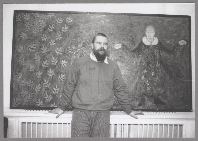 Maalikunstnik Valev Sein oma teose ees