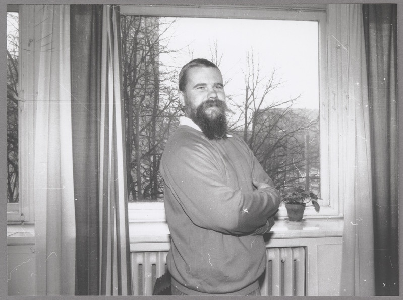 Maalikunstnik Valev Sein Kunstihoone aknal