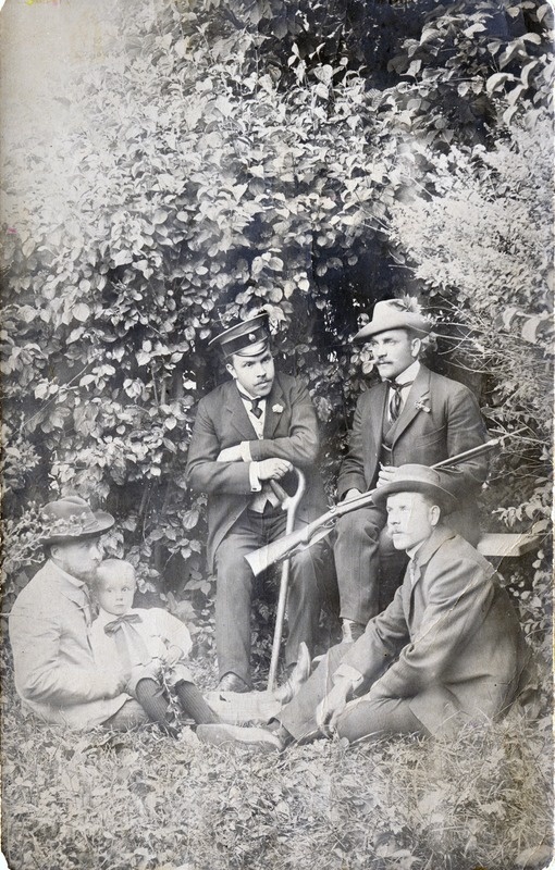Konstantin Süvalo meestega väljas istumas
