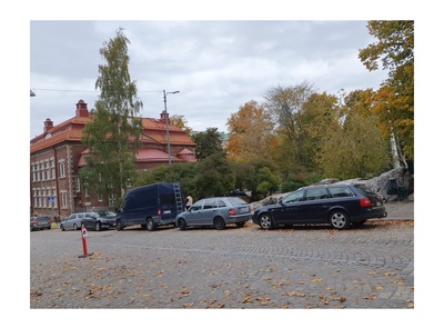 Porthaninkatu 12, 14 ja vastavalmistunut Kallion kirjasto.  Taustalla Agricolankatu 11, 13 ja Kallion kirkko. rephoto