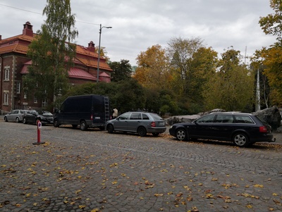 Keskellä Kaiku 9. Nykyisen Karhupuiston kohdalla rephoto