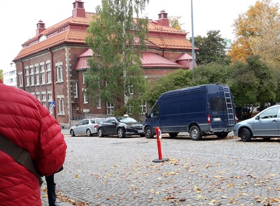 Porthaninkatu 12, 14 ja vastavalmistunut Kallion kirjasto.  Taustalla Agricolankatu 11, 13 ja Kallion kirkko. rephoto