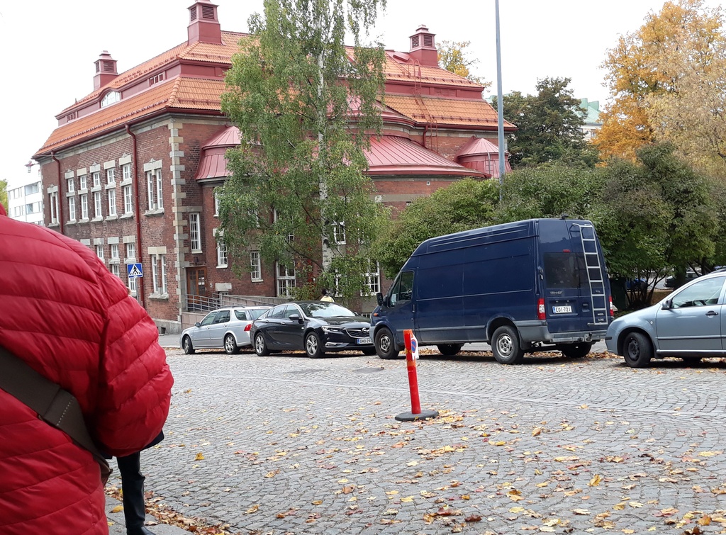 Porthaninkatu 12, 14 ja vastavalmistunut Kallion kirjasto.  Taustalla Agricolankatu 11, 13 ja Kallion kirkko. rephoto