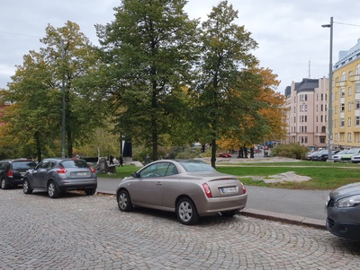 Keskellä Kaiku 9. Nykyisen Karhupuiston kohdalla rephoto