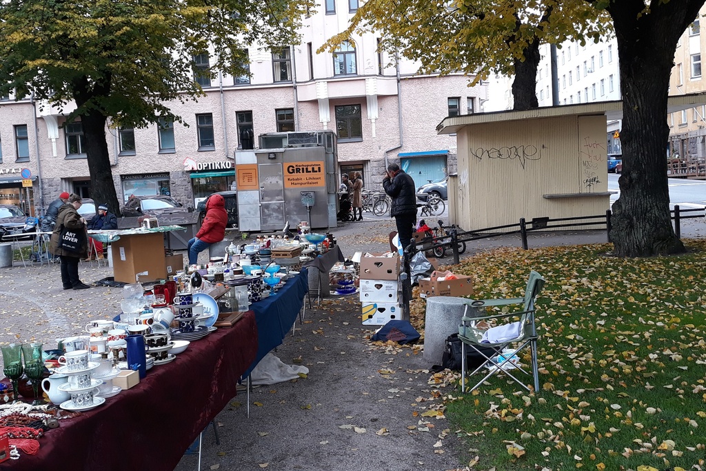 Karhupuisto. Ihmisiä Karhupuistossa. Taustalla vasemmalla Agricolankadun laidalla puistotapahtumaan pystytetty esiintymislava. rephoto