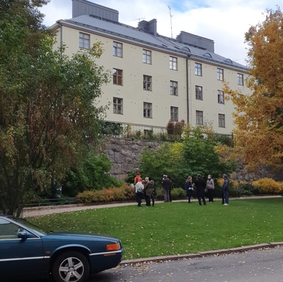 Torkkelinkuja 4. Rakennus maalattu kesällä 1970, jolloin kirkkaat värit yleistyivät rakennusten seinissä. Edessä Agricolanpuisto. rephoto