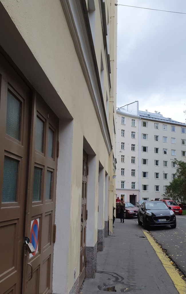 Agricolankuja 2, 4, 6, jalankulkijoita. rephoto