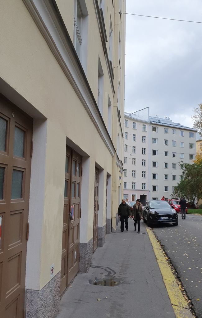 Agricolankuja 2, 4, 6, jalankulkijoita. rephoto