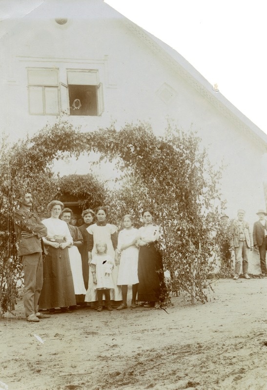 Perekond Põder Linnamäe veski juures Elli Põderi (Elleri) leeripäeva järgsel päeval