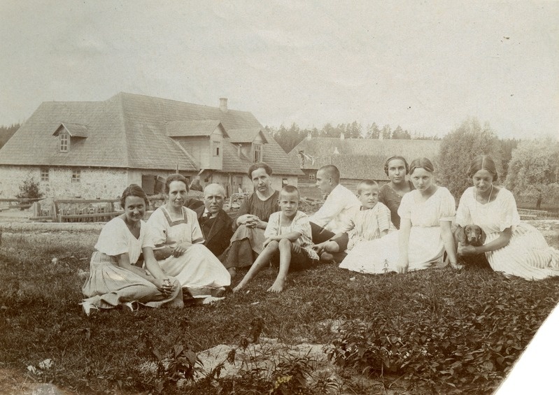 Perekond Põder Linnamäe veski ees