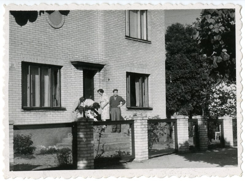 Aliide ja Konstantin Süvalo oma Pärnu maja ees