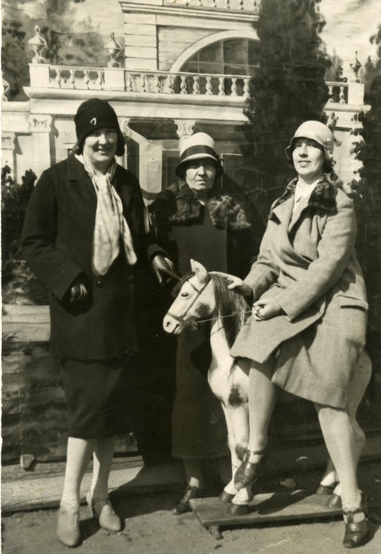 Õed Meid emaga laadal