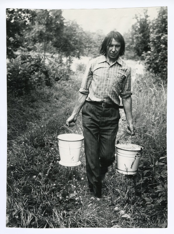 Luuletaja Hando Runnel kahe veeämbriga