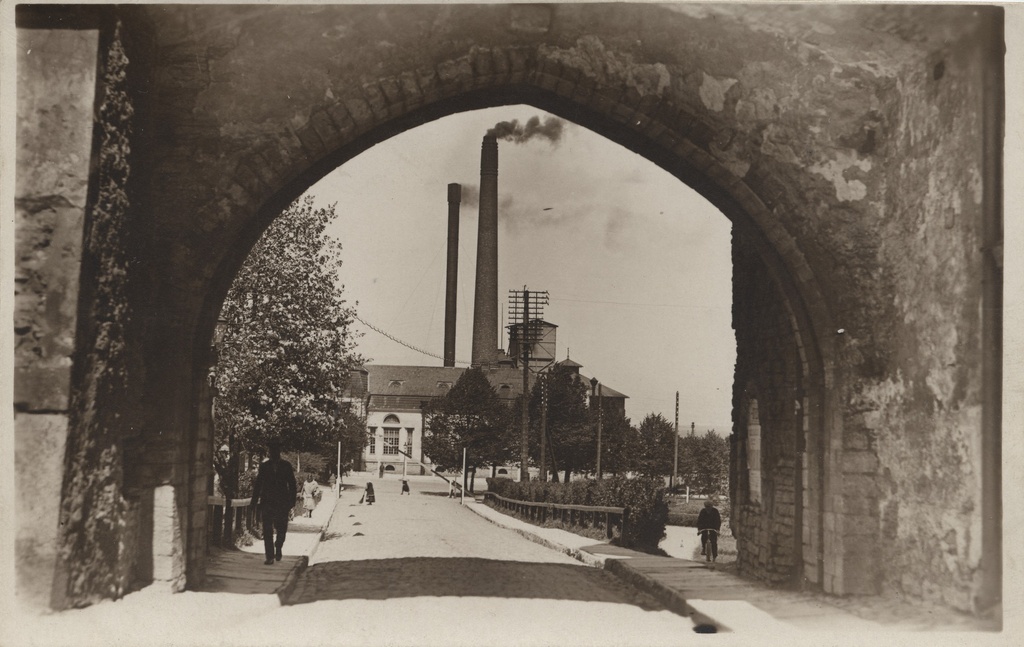 Eesti-tallinn : Suur Rannavärav = The big gate leading to the Strand