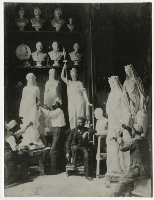 Skulptor August Weizenberg oma ateljees Roomas