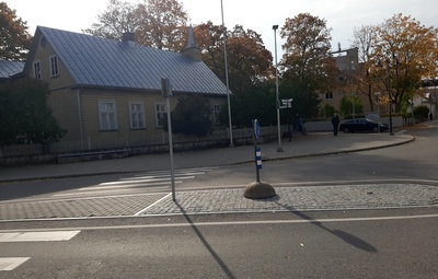 Kuressaare: matuserong Tallinna tänaval, taamal metodisti kirik ja elumaja Karja 2 rephoto