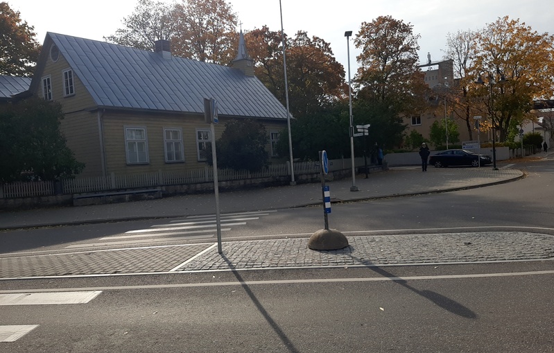 Kuressaare: matuserong Tallinna tänaval, taamal metodisti kirik ja elumaja Karja 2 rephoto