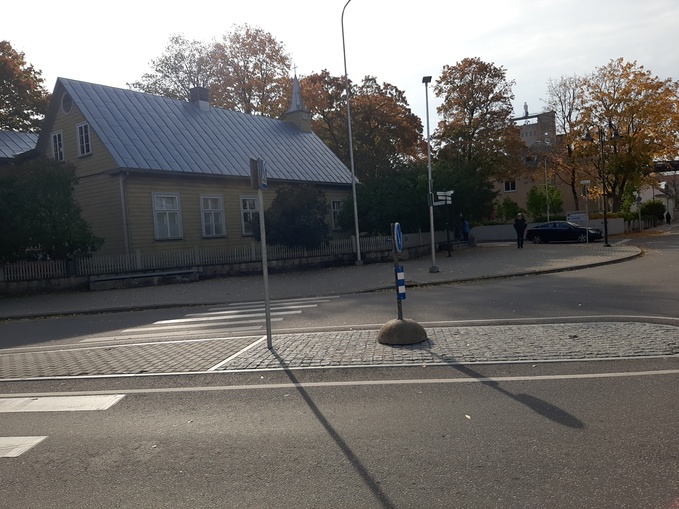 Kuressaare: matuserong Tallinna tänaval, taamal metodisti kirik ja elumaja Karja 2 rephoto