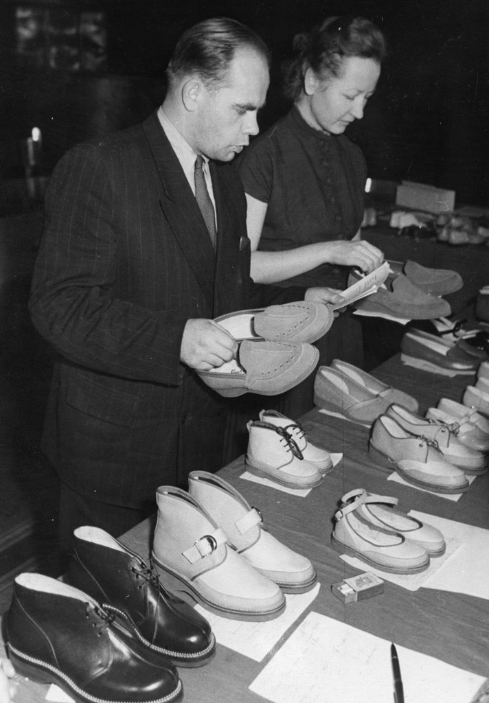 Kunstinõukogu jalanõusid hindamas