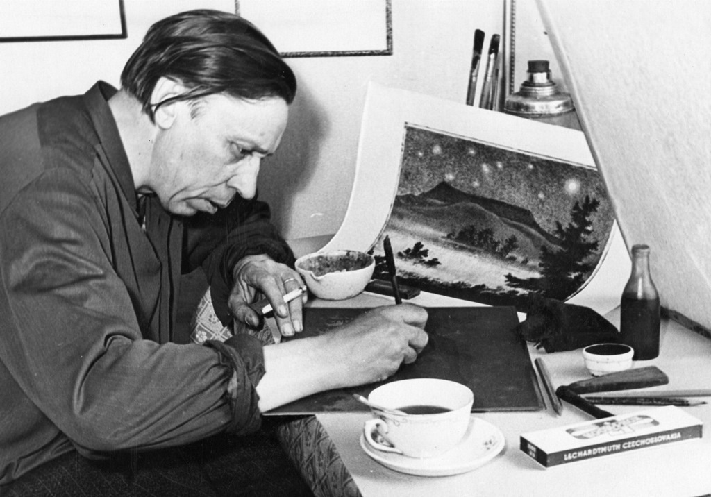 Ott Kangilaski viimistlemas teost "Kalevipoja säng Äksis"