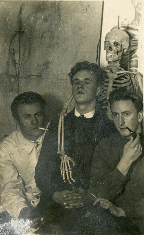 Skulptuuriateljee õpilased Hugo Tsahkna, Voldemar Ilus ja Artur Mihkelson luukerega