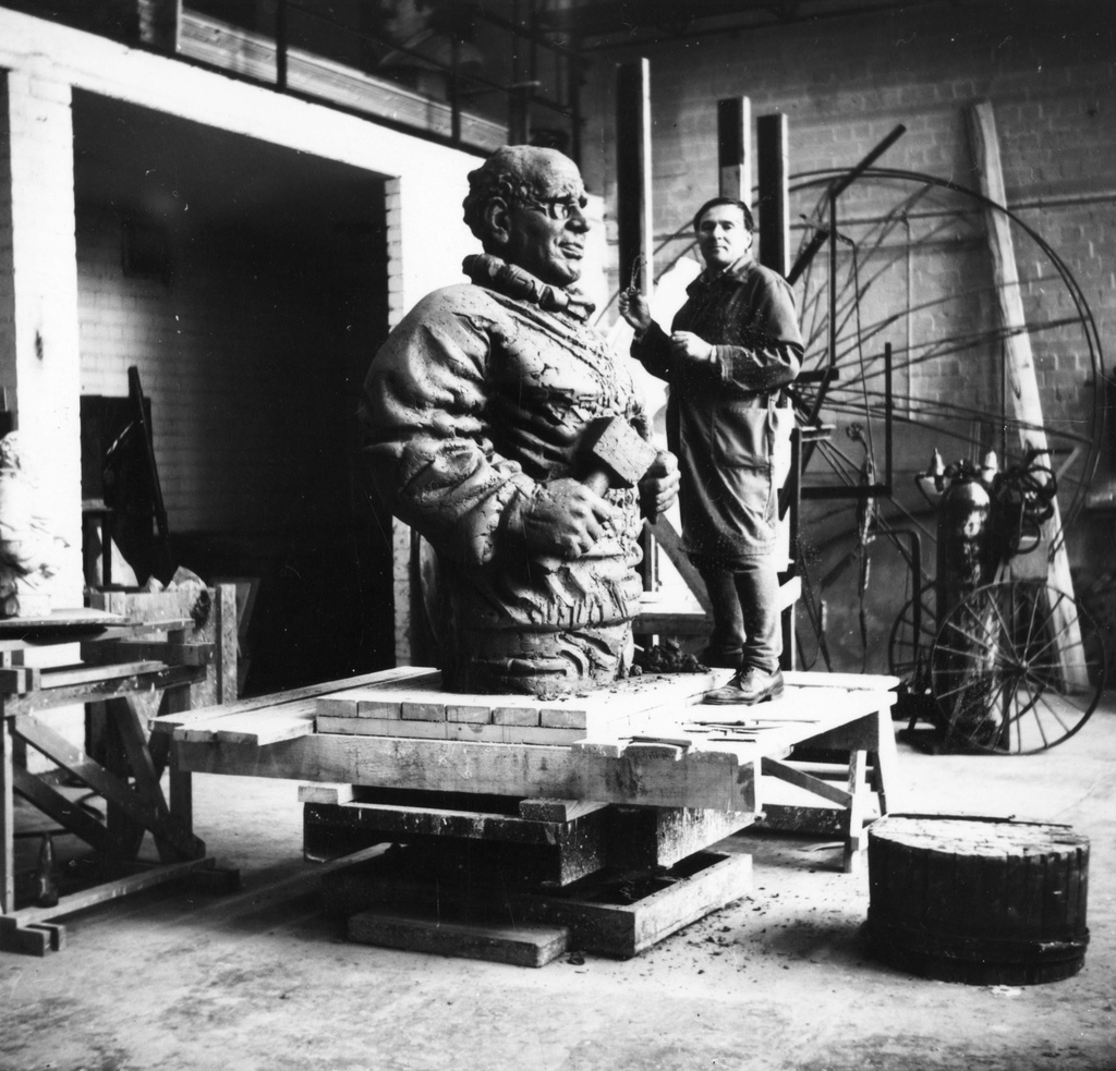 Skulptor Edgar Viies Jaan Koorti monumendiga