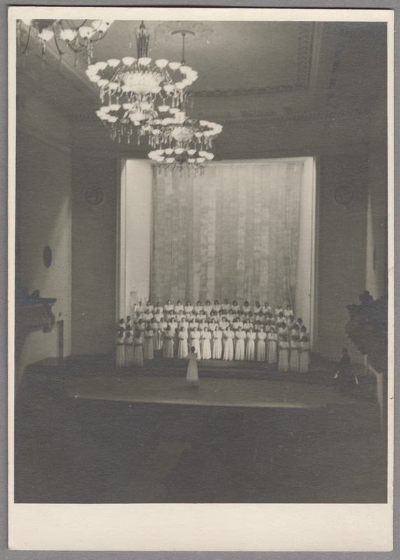 Kunstnik Signe Rekk (hiljem Mölder) naiskooriga "Estonia" kontserdisaali laval