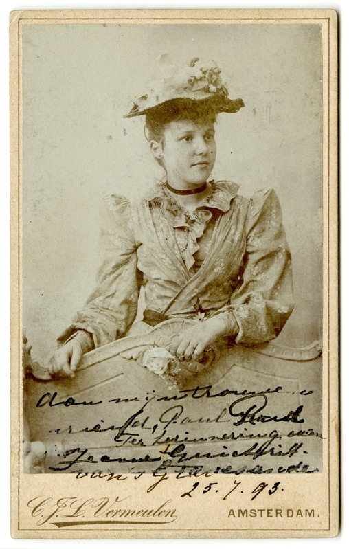 Jeanne Guicherit lilledega kübaraga