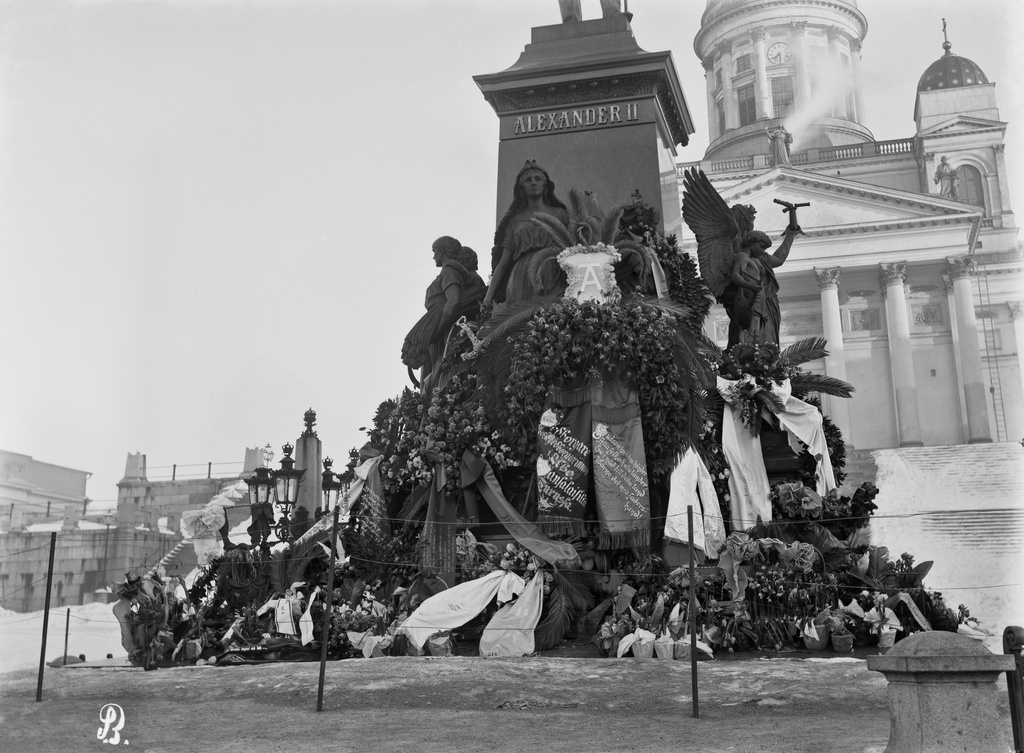 Keisari Aleksanteri II:n muistopatsaan jalusta kukitettuna Helmikuun manifestin johdosta Aleksanteri II:n kuoleman muistopäivänä (13.3.1899)