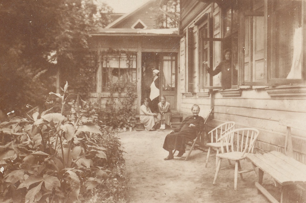 Photo. Jürgensons home in Võrus Kreutzwald Street 2, with the veranda of the courtyards at the end of the XIX century.