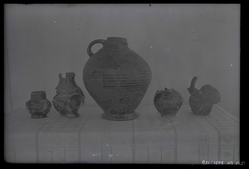 Savikannude katked, leitud Pirita kloostrist arheoloogiliste kaevamiste käigus.