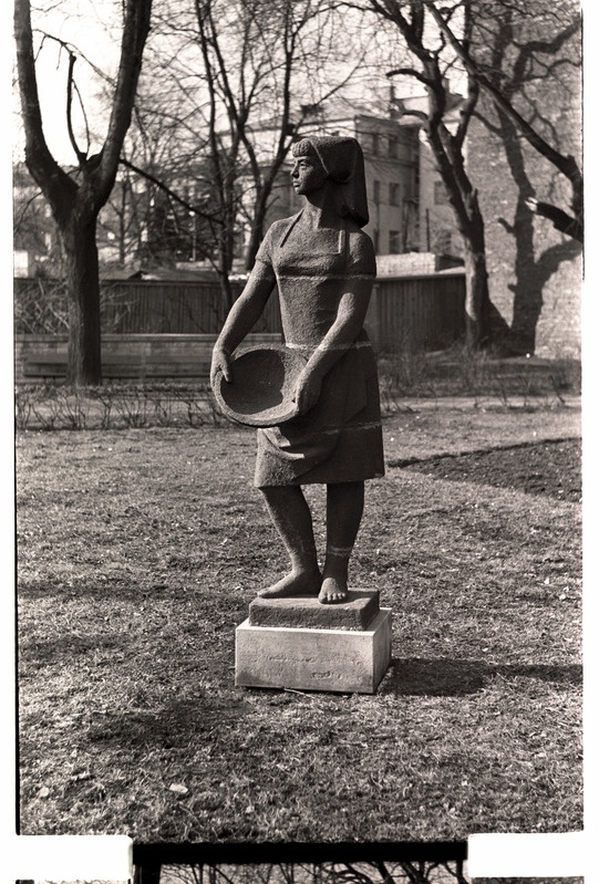 J. Eskeli tütarlapse skulptuur
