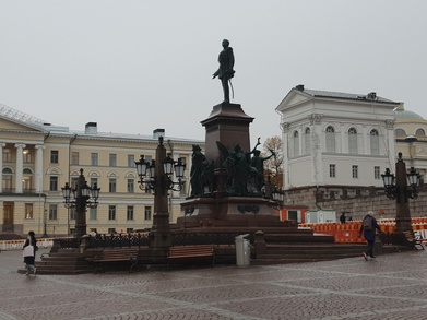 Keisari Aleksanteri II:n muistopatsas, jalusta kukitettuna Helmikuun manifestin johdosta Aleksanteri II:n kuoleman muistopäivänä (13.3.1899) rephoto