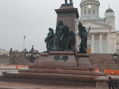 Keisari Aleksanteri II:n muistopatsaan jalusta kukitettuna Helmikuun manifestin johdosta Aleksanteri II:n kuoleman muistopäivänä (13.3.1899) rephoto