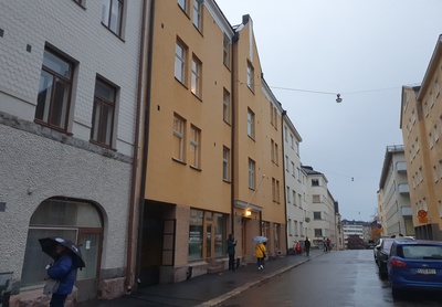 Kristianinkatu 17, 15 ja 11-13. Numero 15:n kivijalassa baari. rephoto