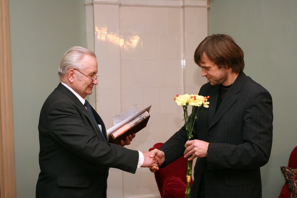 Foto. Kreutzwaldi mälestuspäev. KYÖSTI KETTUNENI õnnitleb A. Nigol. Võru, 14.12.2006.