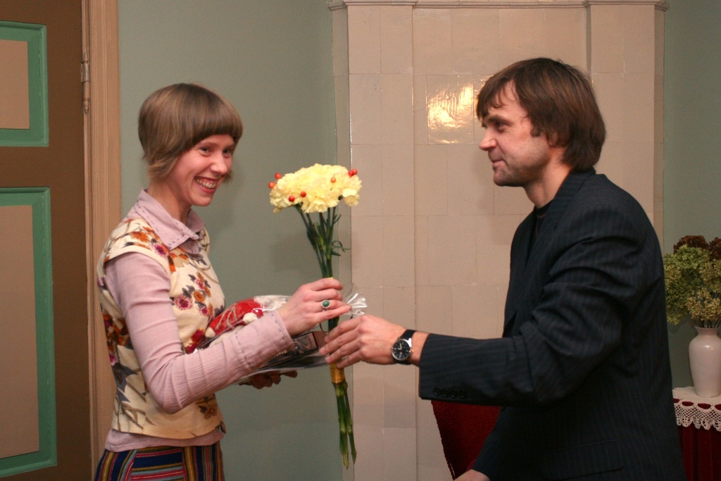 Foto. Kreutzwaldi mälestuspäev. KATARIINA LAUKU õnnitleb A. Nigol. Võru, 14.12.2006.
