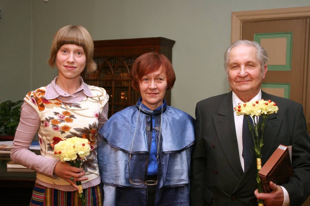 Foto. Kreutzwaldi mälestuspäev. KATARIINA LAUK, AIMI HOLLO, KYÖSTI KETTUNEN. Võru, 14.12.2006.