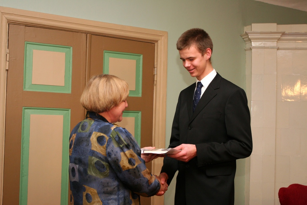 Foto. Kreutzwaldi mälestuspäev. AIN SIIMSAARE võtab vastu Fr. R. Kreutzwaldi stipendiumi. Võru, 14.12.2006.