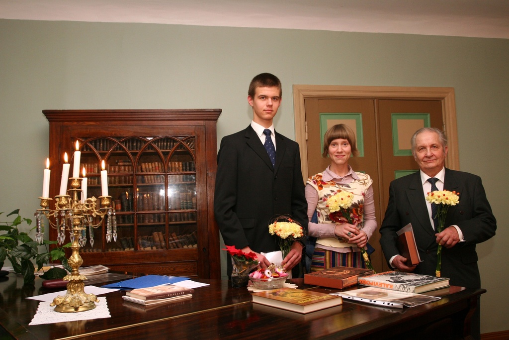 Foto. Kreutzwaldi mälestuspäev. AIN SIIMSAARE, KATARIINA LAUK, KYÖSTI KETTUNEN. Võru, 14.12.2006.