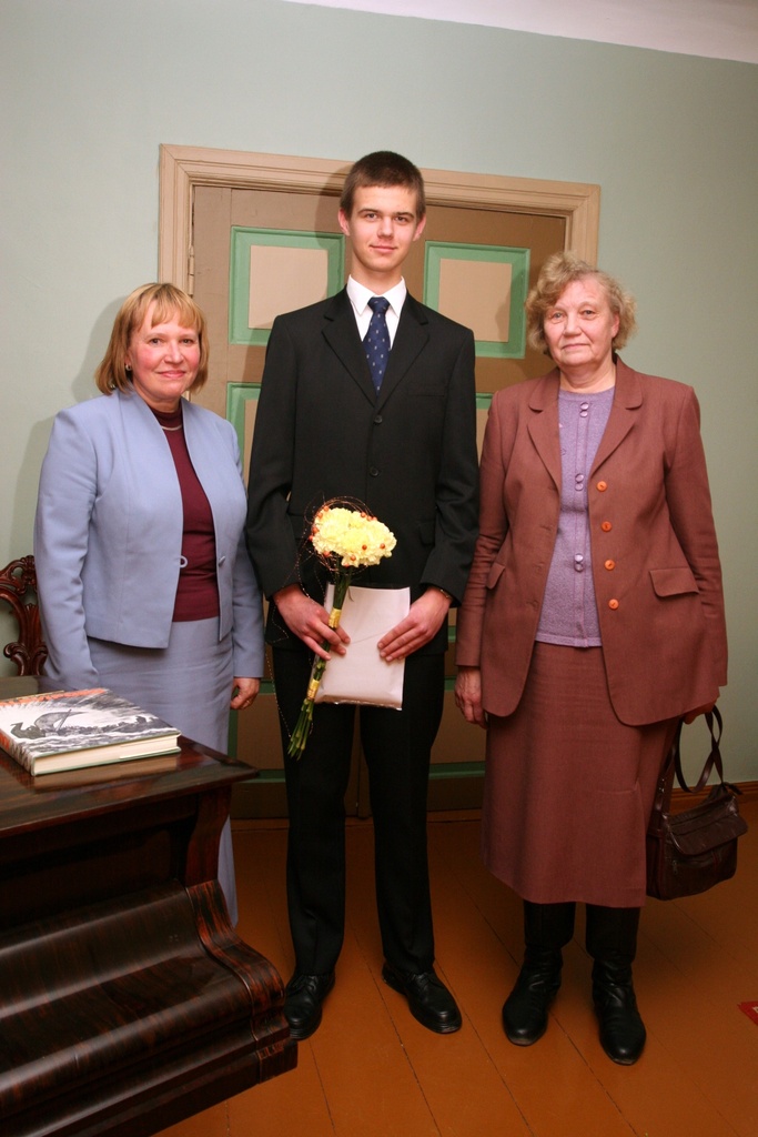 Foto. Kreutzwaldi mälestuspäev. EHA TAMMO ja AIN SIIMSAARE koos emaga. Võru, 14.12.2006.