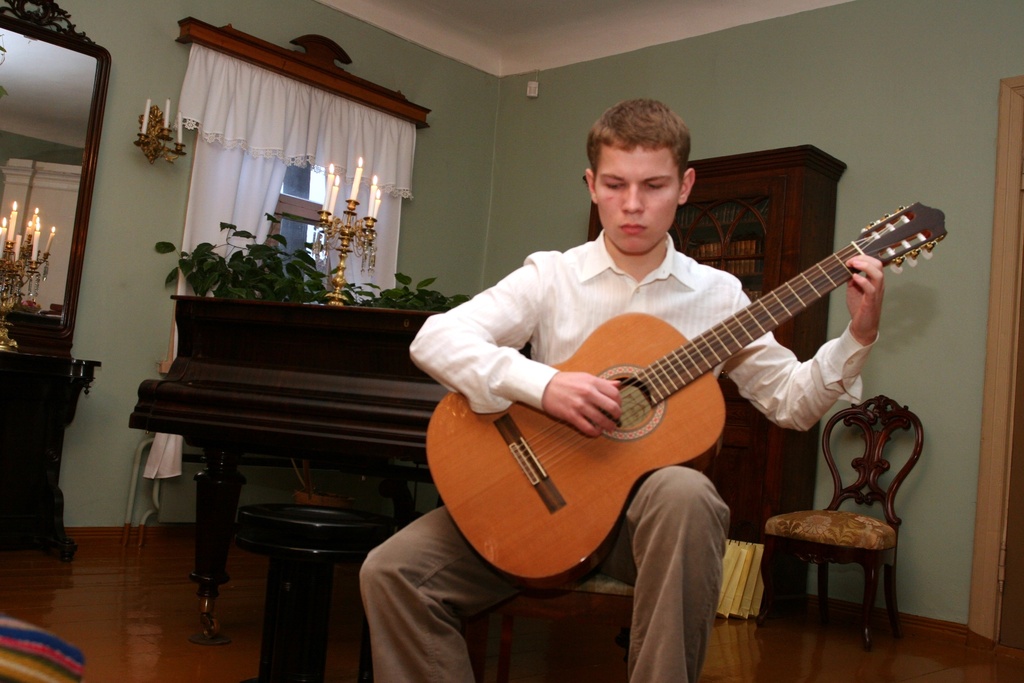Foto. Kreutzwaldi mälestuspäev. Esineb HUGO MÄNGLI kitarril. Võru, 14.12.2006.