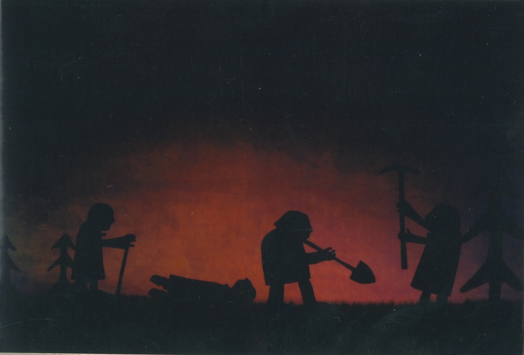 Foto. Näitus NALJAKAS HÄRJAMÜÜMINE (vanemad vennad peidavad surnud kirikuõpetajat). Võru, 2005.