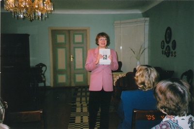 Foto. S. Olesk A. Annisti raamatut FRIEDRICH REINHOLD KREUTZWALDI KALEVIPOEG esitlemas. Võru, 20.04.2005.  similar photo