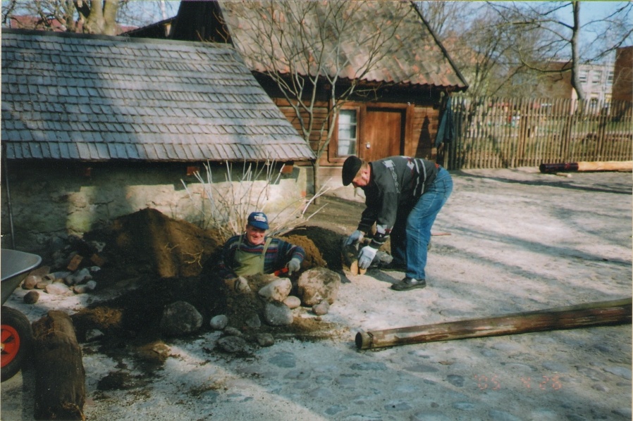 Foto. Kaevuhargi vahetamine muuseumis. Võru, 26.04.2005.
