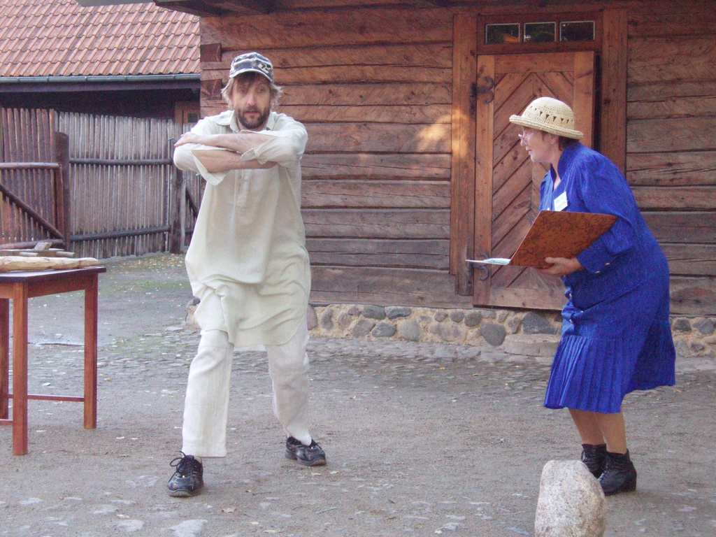 Foto. Krabi külateatri etendus KUISS KALEV KODU TULL (Kalev ja ajakirjanik). Võru, 30.08.2007.