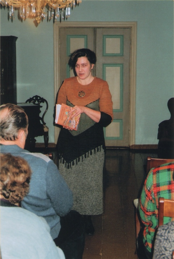 Foto. Nele Reimann oma raamatut VÕROMAA KODOLUGU esitlemas. Võru, 23.11.2004.