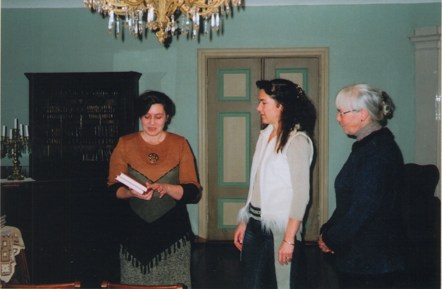 Foto. Nele Reimann, Anu Mõtshärg, Marje Ernits raamatu VÕROMAA KODOLUGU esitlusel. Võru, 23.11.2004.